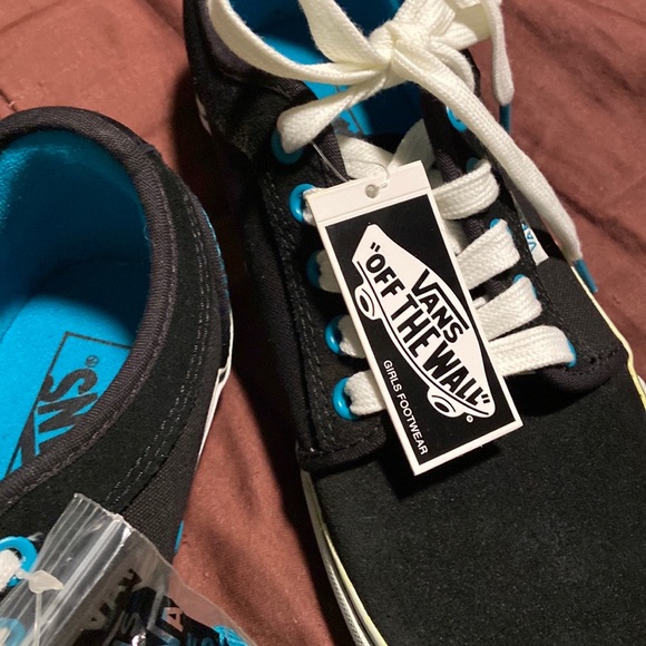 Women’s Vans Brand Laced Tennis Shoes.  NWT! - Picture 10 of 16